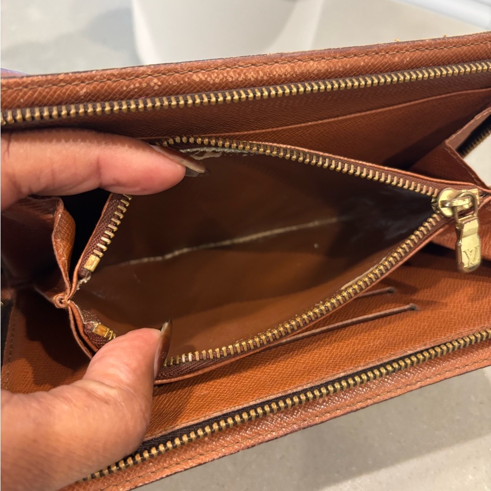 LV Monogram Zippy Wallet - Picture 4 of 10